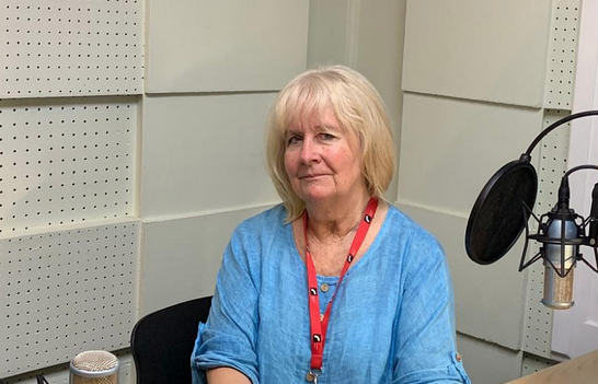 Ilze Arne radio ierakstu studijā pie mikrofona