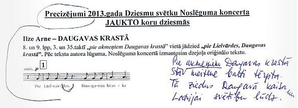 2013. gada Dziesmu svētku Noslēguma koncerta precizējumu lapa par dziesmu "Daugavas krastā" ar rokrakstā rakstītu piezīmi